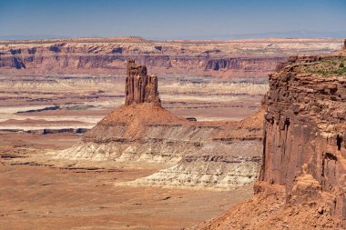 Canyonlands Ulusal Parkı, Utah 'ın Gök Bölgesi' ndeki adaya bakan şamdan kulesinden panoramik manzara