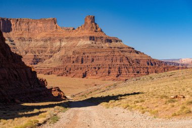 Canyonlands Ulusal Parkı ve Moab yakınlarındaki Potash Yolu boyunca kum taşı kayaları ve uçurumlar