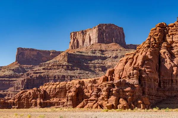 Potash Yolu 'ndan görülen Canyonlands Ulusal Parkı' ndaki Gök Bölgesi 'ndeki yüksek kumtaşı uçurumları