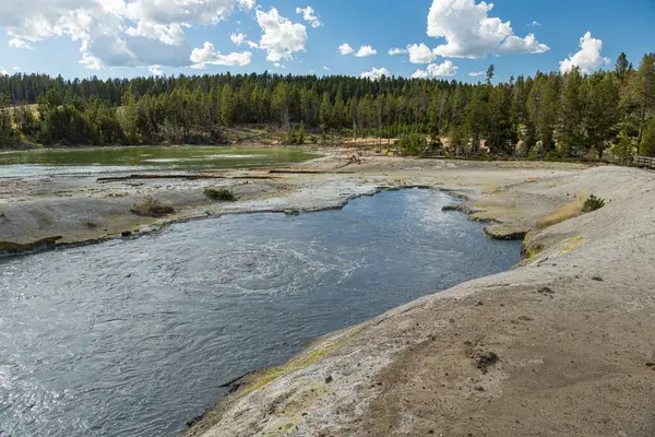 Siyah Ejder Kazanı, Yellowstone Ulusal Parkı 'ndaki Çamur Volkanı Termal Bölgesi' nde kaynayan bir çamur tenceresi.