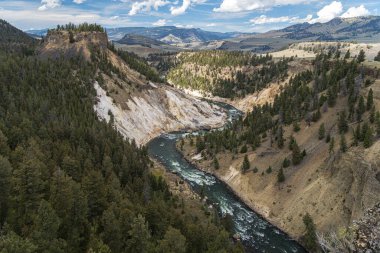 Yellowstone Nehri, Calcite Springs 'ten Yellowstone Ulusal Parkı' nın kuzey kesimine bakıyor.