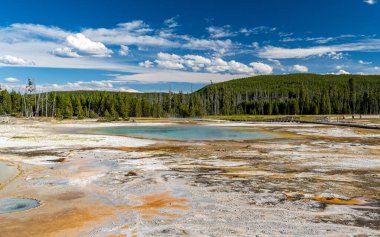 Gökkuşağı Havuzu, Yellowstone Ulusal Parkı 'nın Siyah Kum Havzası' nda sıcak kaynak