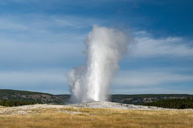 Yellowstone Ulusal Parkı 'ndaki Düşük Gayzer Havzasında Eski Faithul Gayzer Patlaması