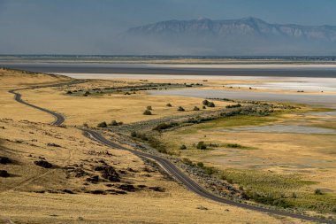 Utah 'ta bulunan Büyük Tuz Gölü' nün doğu kıyısının panoramik manzarası Frary Tepesi patikasından görülüyor.