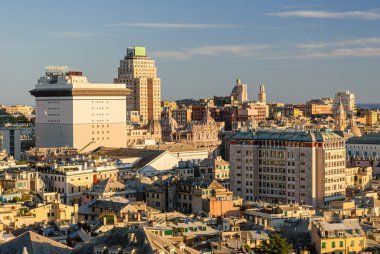 Genova şehir merkezinin modern binalarla panoramik görüntüsü