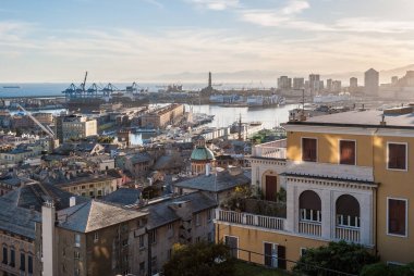 Arka planda Lanterna deniz feneri olan Cenova limanının panoramik görüntüsü. Liguria, İtalya