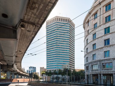Cenova, uzun boylu gökdelen olarak adlandırılan Matitone, Sopraelevata caddenin altında görülen