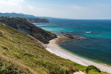 Playa de Cueva Plajı, İspanya 'nın kuzeyindeki Asturias kıyı şeridi boyunca Cabo Vidio promontory' de.