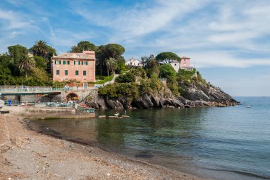 Nervi 'deki Rocky sahili, Cenova' nın küçük deniz bölgesi.