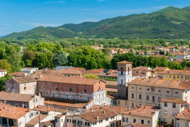 Toskana 'da Santa Maria Forisportam Kilisesi ile Lucca' nın panoramik hava manzarası