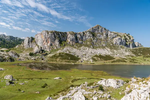 İspanya 'nın kuzeyinde Picos de Europa Ulusal Parkı' nda Covadonga Gölü olarak bilinen grup Ercina Gölü.