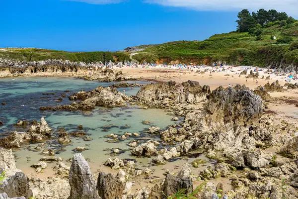 Playa de Toro gelgit sırasında, Llanes 'de kumlu bir sahil, Asturias' ta küçük bir kasaba, İspanya 'nın kuzey kıyısı boyunca