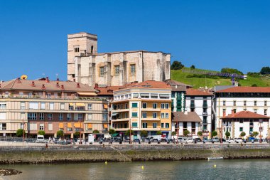 Zumaia 'nın panoramik manzarası, İspanya' nın kuzeyinde Bask ülkesinin kıyı şeridi boyunca küçük bir kasaba.