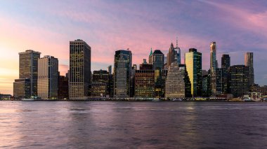 New York, New York 'ta alacakaranlık sırasında aşağı Manhattan' ın silüeti