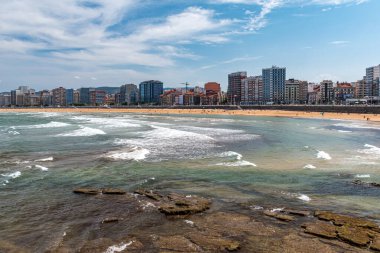 Gijon 'un kuzey İspanya' nın Asturias bölgesindeki San Lorenzo sahilindeki kıyı şeridi.