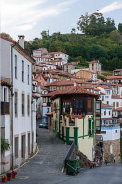 Kuzey İspanya 'nın Asturias kentindeki Lastres sahil köyünün panoramik manzarası