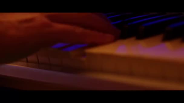 手拉手弹奏钢琴键盘特写 — 图库视频影像