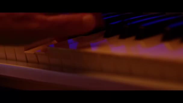 ピアノキーボードで遊ぶ Close — ストック動画