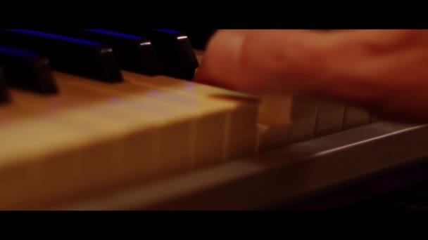 手拉手弹奏钢琴键盘特写 — 图库视频影像