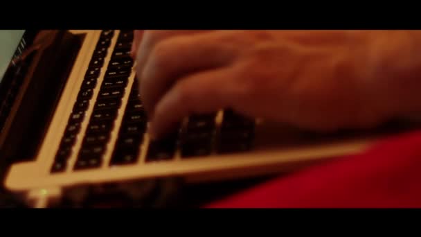 Крупним Планом Відеозапис Ноутбука Ноутбука Мобільної Комп Ютерної Клавіатури Друкує — стокове відео