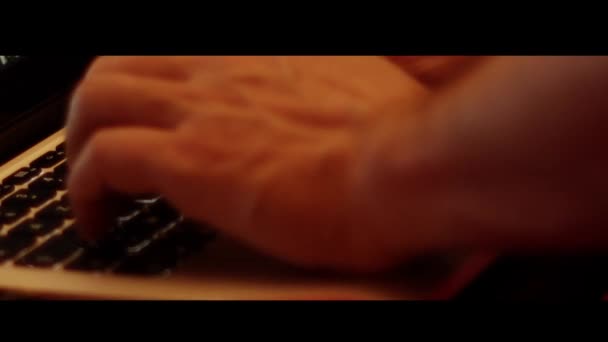 Закройте Видеозапись Ноутбука Ноутбука Клавиатуры Мобильного Компьютера Печатая Одной Двумя — стоковое видео