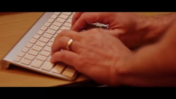 Hand Typing Computer Keyboard Close Video Recording Indoor — Vídeos de Stock