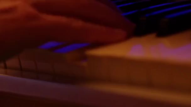 ピアノキーボードで再生屋内低光環境を記録するビデオを閉じます 動画クリップ
