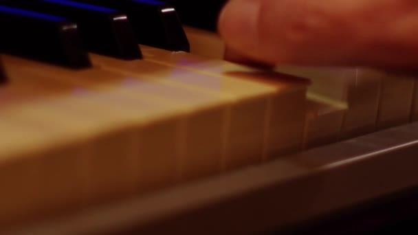Игра Фортепианной Клавиатуре Закрыть Видео Запись Помещении Низким Освещением — стоковое видео
