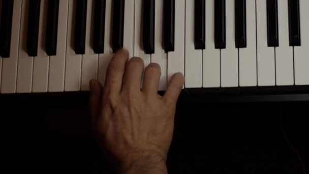 ピアノキーボードで再生屋内低光環境を記録するビデオを閉じます — ストック動画