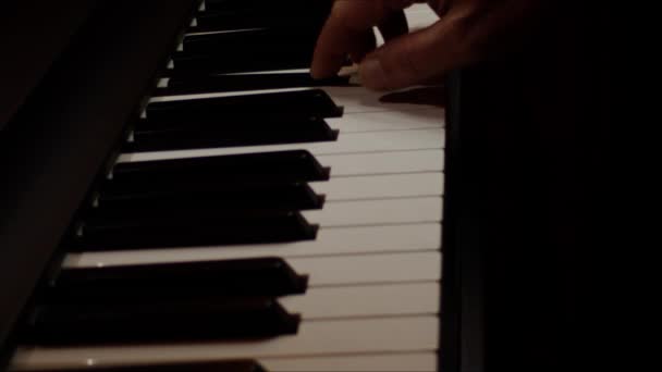 ピアノキーボードで再生屋内低光環境を記録するビデオを閉じます — ストック動画