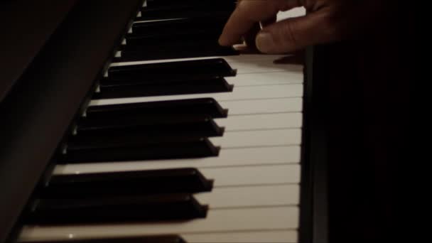 ピアノキーボードで再生屋内低光環境を記録するビデオを閉じます ストック映像