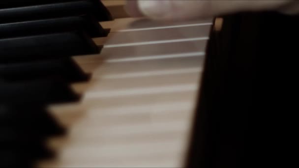 Игра Фортепианной Клавиатуре Закрыть Видео Запись Помещении Низким Освещением — стоковое видео