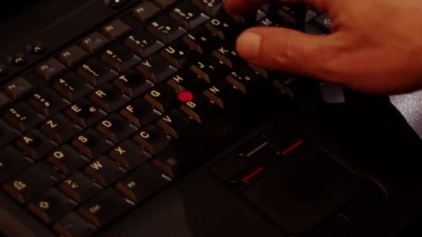 ノートパソコン ノートブック モバイルコンピュータまたはデスクトップキーボードのビデオ録画を閉じる1つまたは2つの手または1本の指 — ストック動画