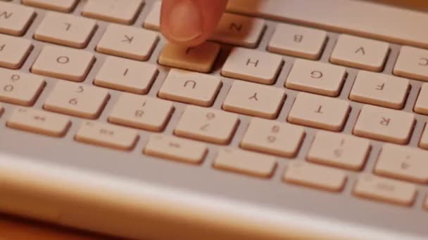 Закрыть Видеозапись Ноутбука Ноутбука Мобильного Компьютера Настольной Клавиатуры Печатая Одной — стоковое видео
