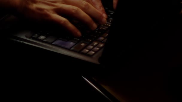 Закрыть Видеозапись Ноутбука Ноутбука Мобильного Компьютера Настольной Клавиатуры Печатая Одной — стоковое видео