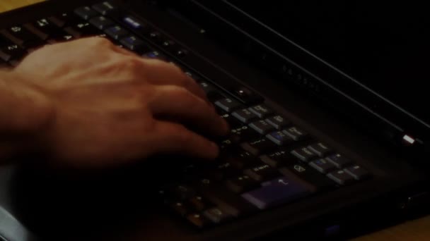 ノートパソコン ノートブック モバイルコンピュータまたはデスクトップキーボードのビデオ録画を閉じる1つまたは2つの手または1本の指 ストック動画