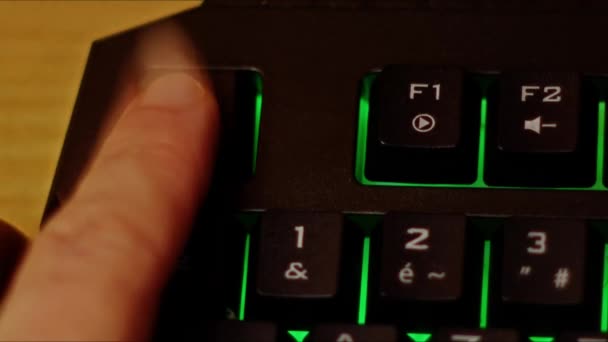 ノートパソコン ノートブック モバイルコンピュータまたはデスクトップキーボードのビデオ録画を閉じる1つまたは2つの手または1本の指 ストック映像