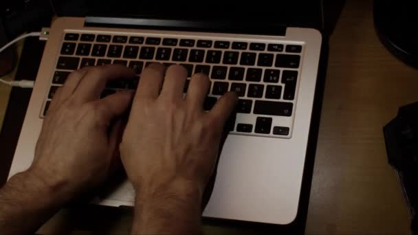 ノートパソコン ノートブック モバイルコンピュータまたはデスクトップキーボードのビデオ録画を閉じる1つまたは2つの手または1本の指 ロイヤリティフリーのストック動画