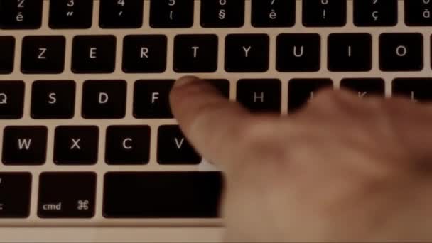 ノートパソコン ノートブック モバイルコンピュータまたはデスクトップキーボードのビデオ録画を閉じる1つまたは2つの手または1本の指 — ストック動画
