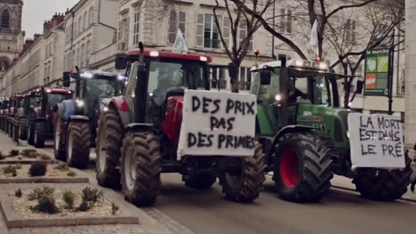 フランスの農民は抗議し トラクターの農民に抗議し トラクターのフランスの農民が抗議し トラクター フランスの農民に抗議した 動画クリップ