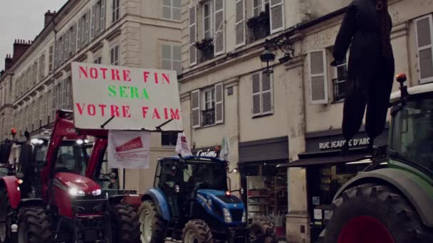 フランスの農民は抗議し トラクターの農民に抗議し トラクターのフランスの農民が抗議し トラクター フランスの農民に抗議した ストック映像
