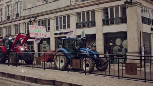 フランスの農民は抗議し トラクターの農民に抗議し トラクターのフランスの農民が抗議し トラクター フランスの農民に抗議した ロイヤリティフリーストック映像