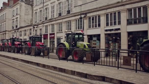 フランスの農民は抗議し トラクターの農民に抗議し トラクターのフランスの農民が抗議し トラクター フランスの農民に抗議した ストック動画