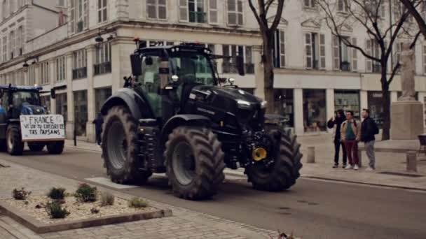 フランスの農民は抗議し トラクターの農民に抗議し トラクターのフランスの農民が抗議し トラクター フランスの農民に抗議した ロイヤリティフリーのストック動画