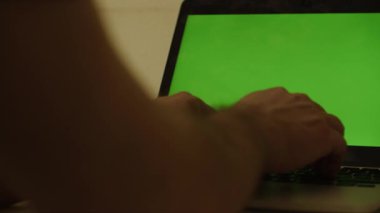 Kaydedilmiş dizüstü bilgisayar, yeşil ekran, dizüstü bilgisayar, dizüstü bilgisayar, not defteri, el, klavye daktilo, yeşil ekran, yeşil ekran, dizüstü bilgisayar yeşil ekran, not defteri yeşil ekran, insan eli, başparmak yukarı,