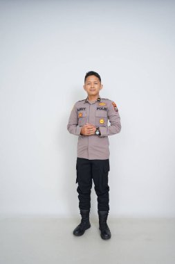 Genç Endonezyalı bir polis memuru reklam için fotoğraf çekiyor.