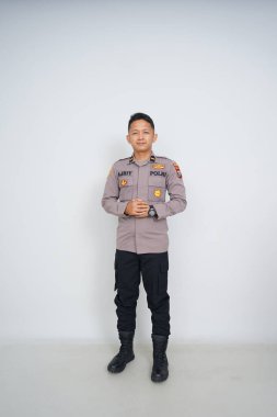 Genç Endonezyalı bir polis memuru reklam için fotoğraf çekiyor.