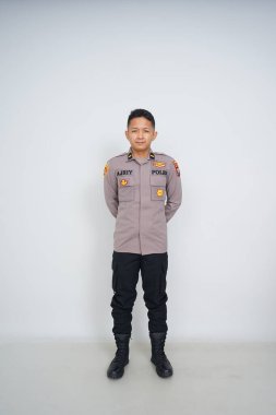 Genç Endonezyalı bir polis memuru reklam için fotoğraf çekiyor.