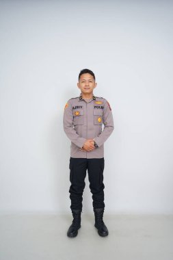 Genç Endonezyalı bir polis memuru reklam için fotoğraf çekiyor.
