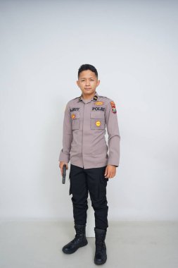 Genç Endonezyalı bir polis memuru reklam için fotoğraf çekiyor.